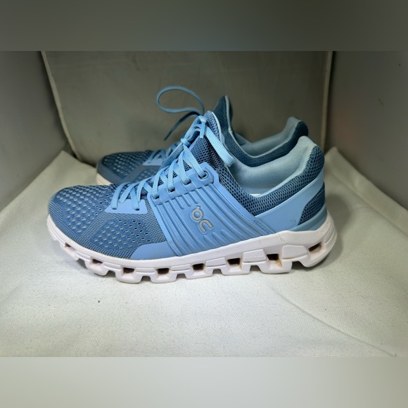 On Running Shoes - PreOwned On Cloud  Cloudswift Lake Sky Running Blue White Women's 8.5